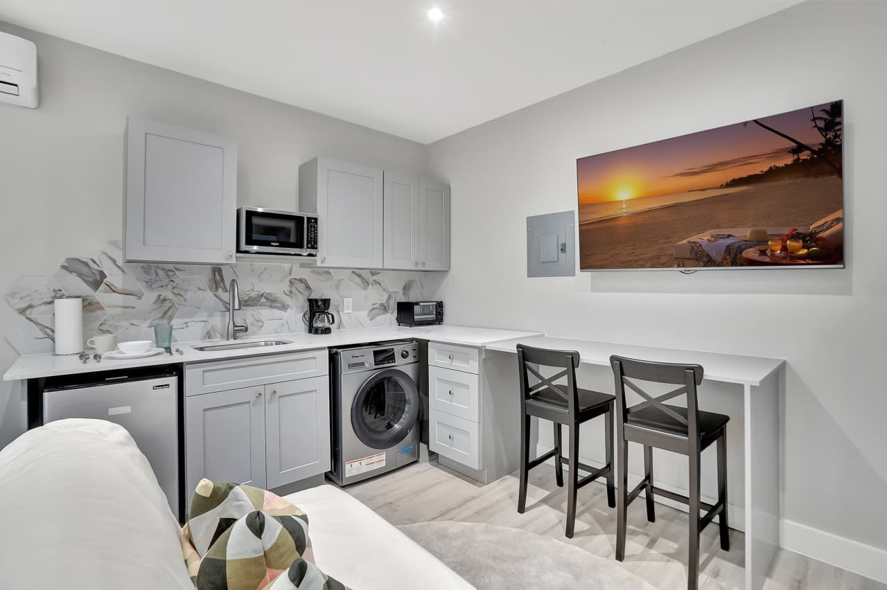 Studio Right off Las Olas - Steps to FTL Beach #2C