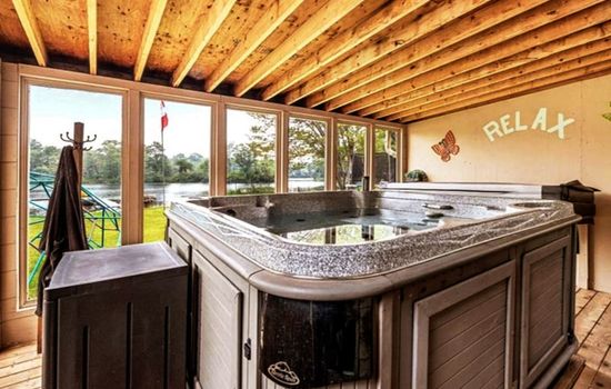 Pines Bay Waterfront cottage with Hot tub!